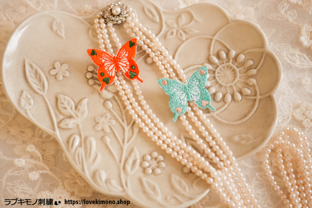 蝶の刺繍と真珠のレックレス