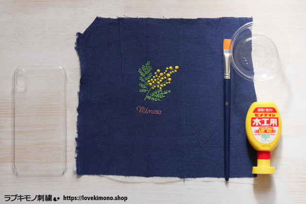 ダイソーのスマホケースに刺繍した布を貼るだけ 簡単スマホケースの作り方 ラブキモノ刺繍 公式ホームページ