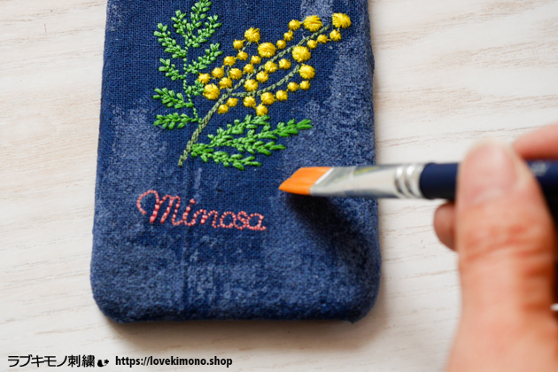 ダイソーのスマホケースに刺繍した布を貼るだけ 簡単スマホケースの作り方 ラブキモノ刺繍 公式ホームページ